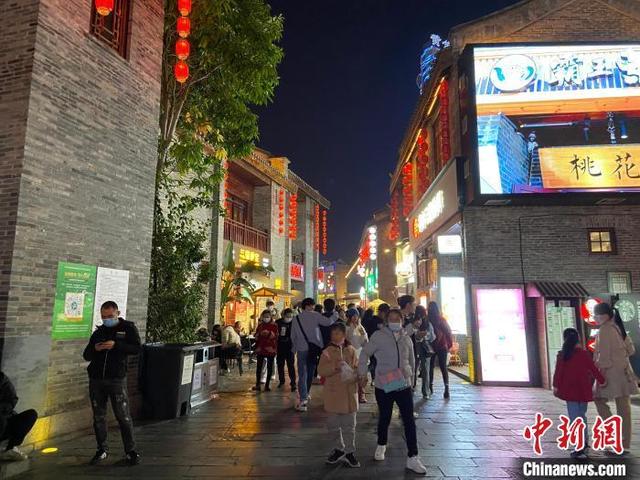 多地市委書記帶頭上街吃夜宵促消費