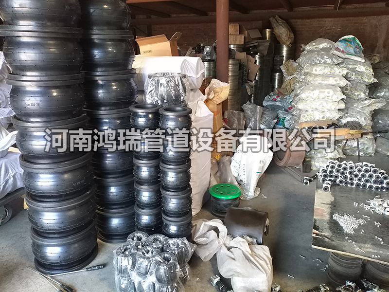 橡膠接頭軟連接倉庫河南鴻瑞管道設(shè)備有限公司